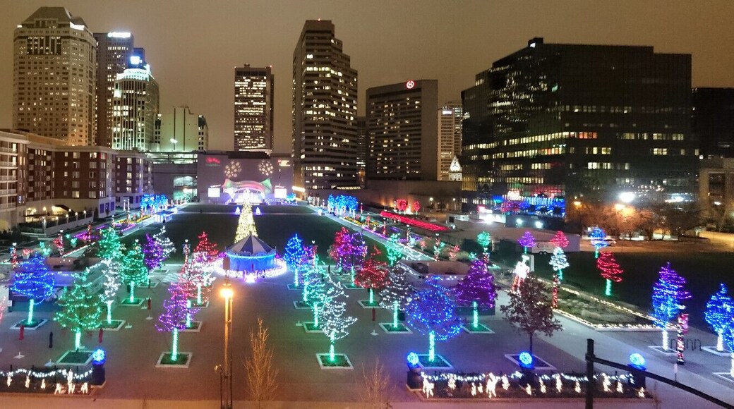 The #CCHolidayLights @ColumbusCommons
Over 300,000 LED lights decorate the downtown park!
