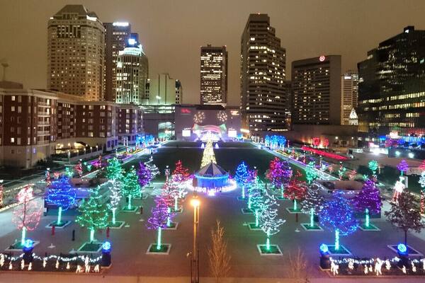 The #CCHolidayLights @ColumbusCommons
Over 300,000 LED lights decorate the downtown park!