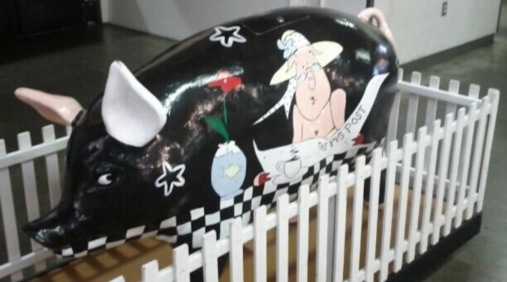 Hamrietta, a giant piggy bank.