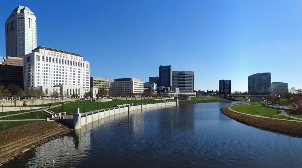 The view looking south from the Broad St. bridge showing the infill of new green space along the Scioto River.
The Scioto Greenways project consisted of three primary components:
1) removing the Main Street Dam,
2) restoring the Scioto River channel,
3) creating 33 acres of new green space.