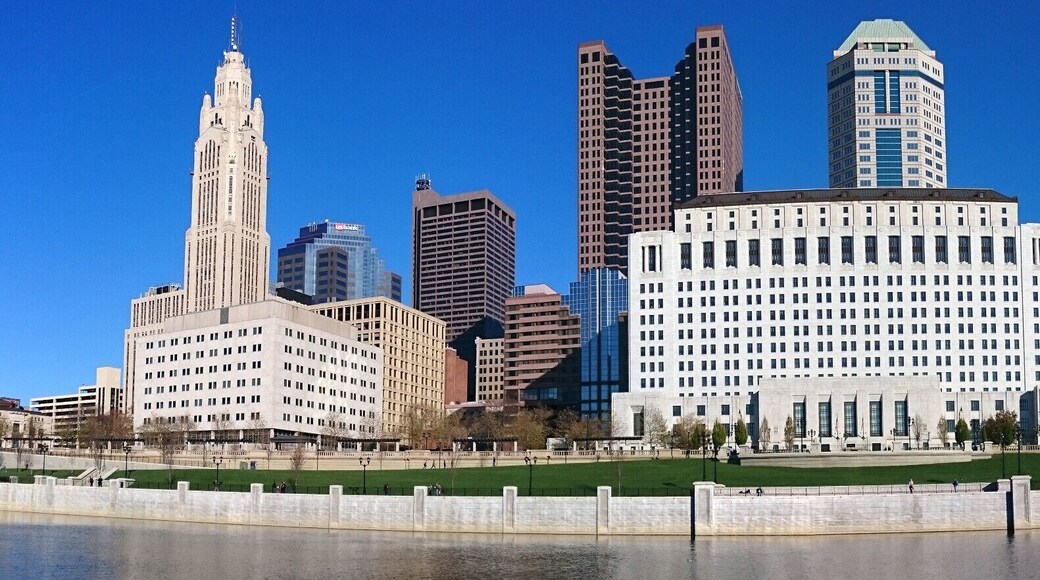 A view looking from the west side of the Scioto River over to the Supreme Court building and the newly laid sod on the Scioto Mile.
The Scioto Greenways project consisted of three primary components:
1) removing the Main Street Dam,
2) restoring the Scioto River channel,
3) creating 33 acres of new green space.