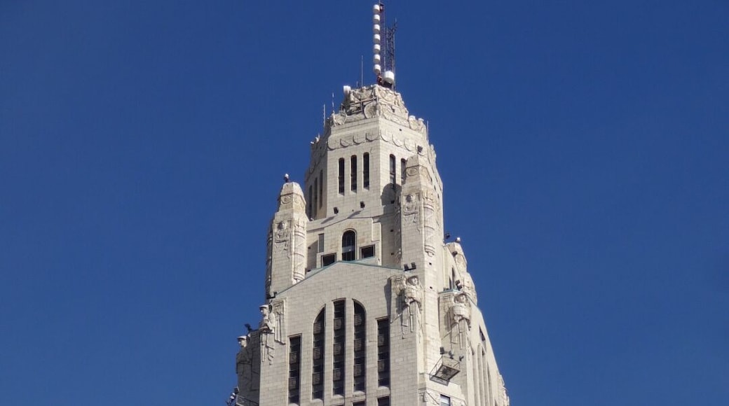 The LeVeque Tower is a 47-story Art Deco-style building, it was the tallest building in Columbus from 1927 until 1974 when the Rhodes State Office Tower was completed. The LeVeque Tower is 555 feet 6 inches tall, which at the time of its completion made it the tallest building between New York City and Chicago and the fifth tallest building in the world. It was meant to be built exactly one half-foot taller than the Washington Monument in Washington D.C.
#architecture