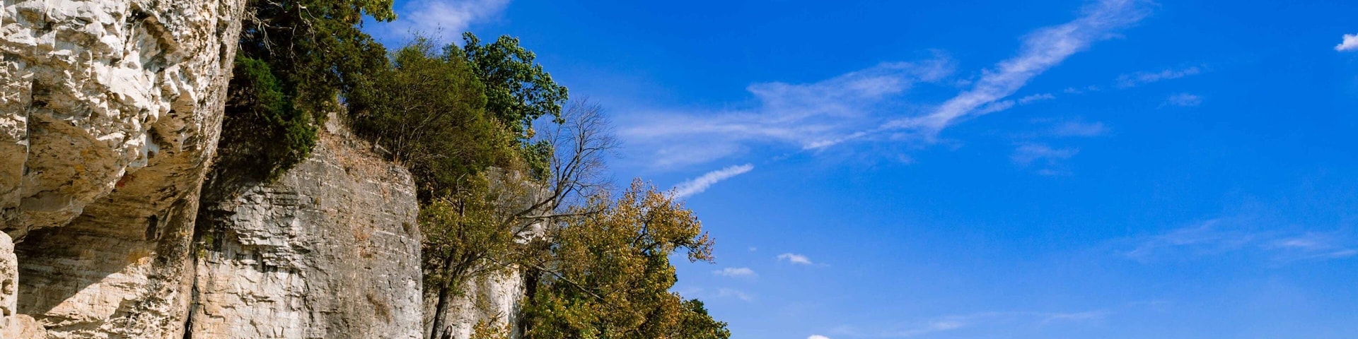 Cave-in-Rock caracterizando escalada ou caminhada e cenas tranquilas