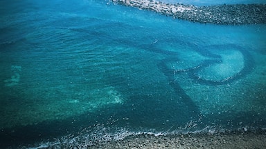 石滬為澎湖的一種人與大海相互依存的捕魚方法,因有兩座心狀石滬而得雙心石滬美名。原理為利用潮汐起落,在潮間帶堆砌兩道長圓弧形堤岸,從淺水處一路延長至深水處,在深水處盡頭向內做成彎鉤狀。漲潮時,魚群順著海水進入石滬中覓食海藻;退潮後,石堤已高於海面,魚迴游至捲曲處被阻,困於滬內,漁民藉此捕捉漁獲。