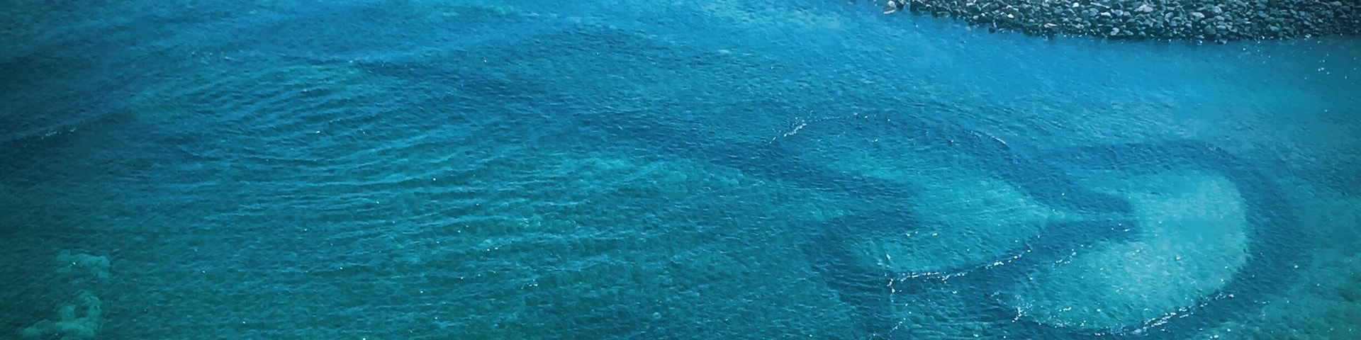 石滬為澎湖的一種人與大海相互依存的捕魚方法,因有兩座心狀石滬而得雙心石滬美名。原理為利用潮汐起落,在潮間帶堆砌兩道長圓弧形堤岸,從淺水處一路延長至深水處,在深水處盡頭向內做成彎鉤狀。漲潮時,魚群順著海水進入石滬中覓食海藻;退潮後,石堤已高於海面,魚迴游至捲曲處被阻,困於滬內,漁民藉此捕捉漁獲。