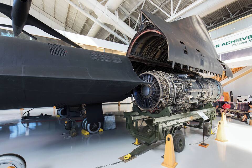 Un gros moteur d’avion exposé sur un présentoir dans un musée.