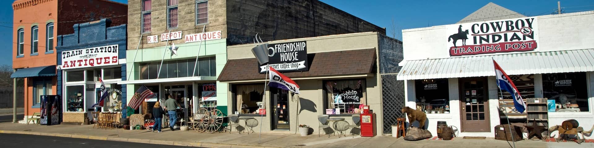 Mena which includes a small town or village and shopping