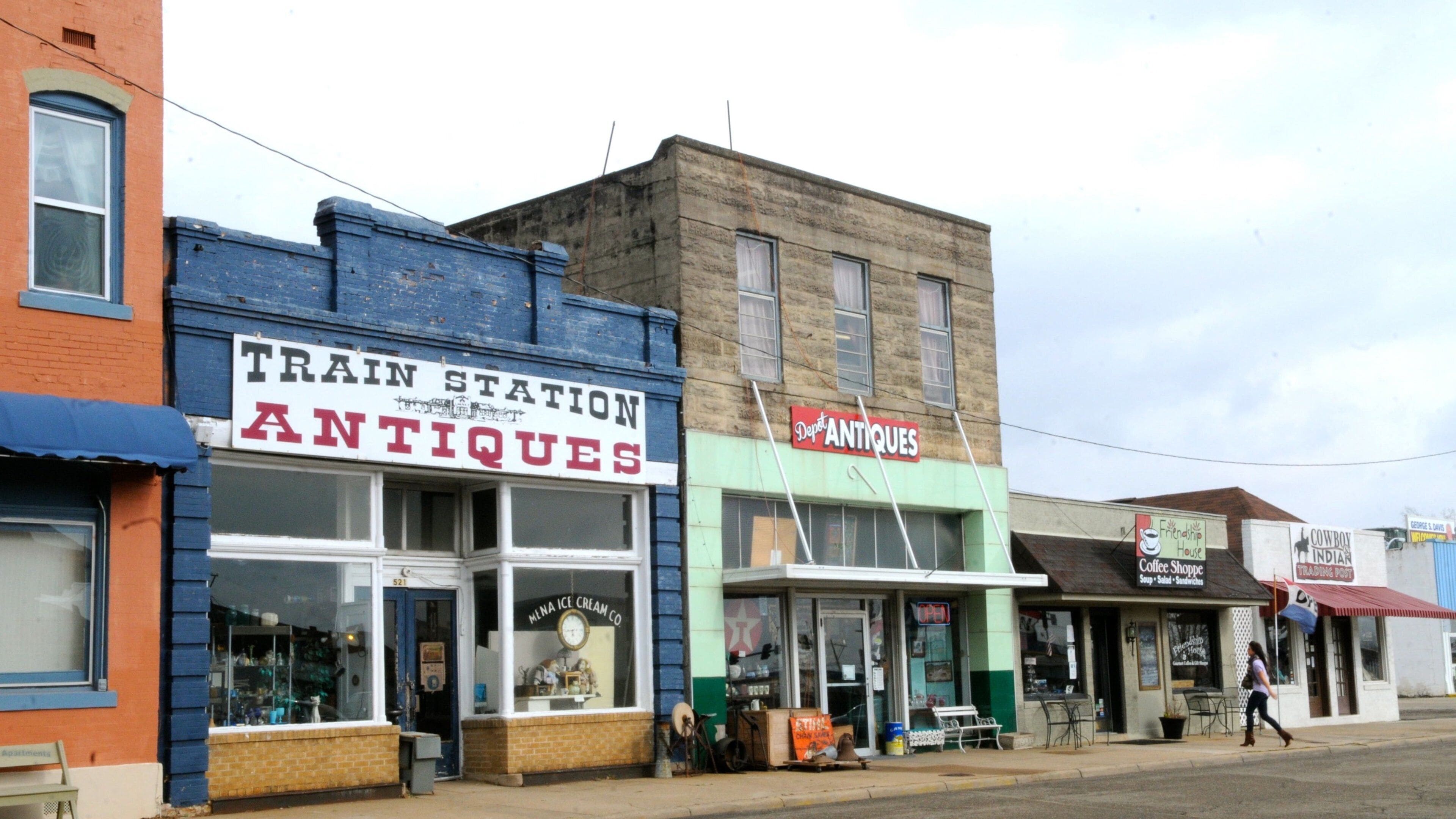 メナ フィーチャー 小さな町あるいは村 と ショッピング