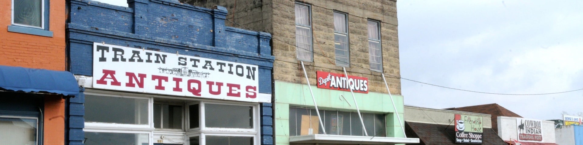 Mena showing shopping and a small town or village