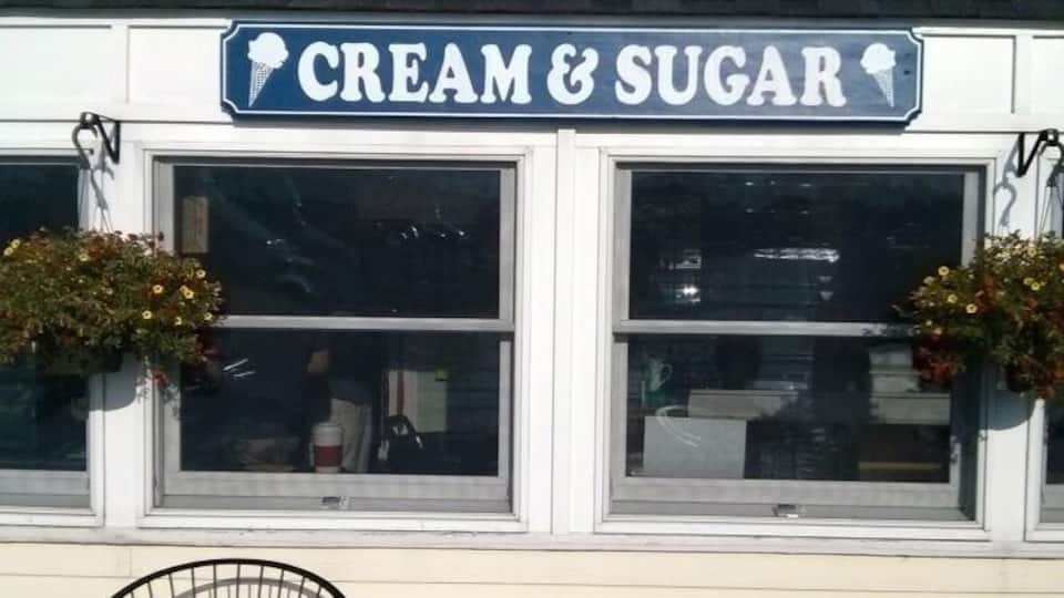 Right on the Marina Bay boardwalk, this looks like your average beach ice cream shack but their quality is surprisingly good.