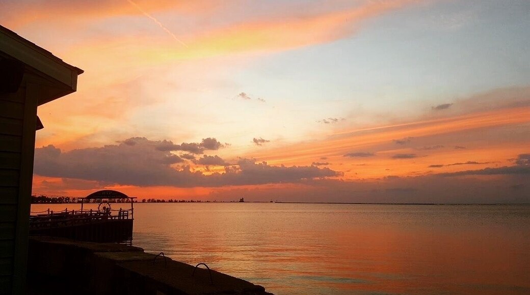 Fairport Harbor is such a beautiful, picturesque place to spend an evening. The food is okay, and if you want to spend an evening drinking, talking and just taking in the view I highly recommend this place.