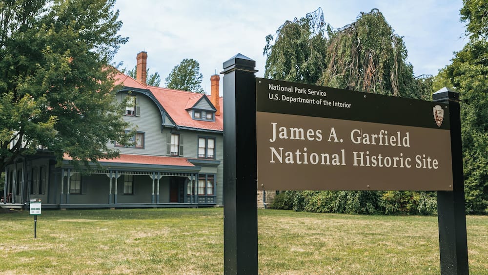 Une maison historique sur laquelle est apposée une plaque indiquant qu’il s’agit du site historique national James A. Garfield.