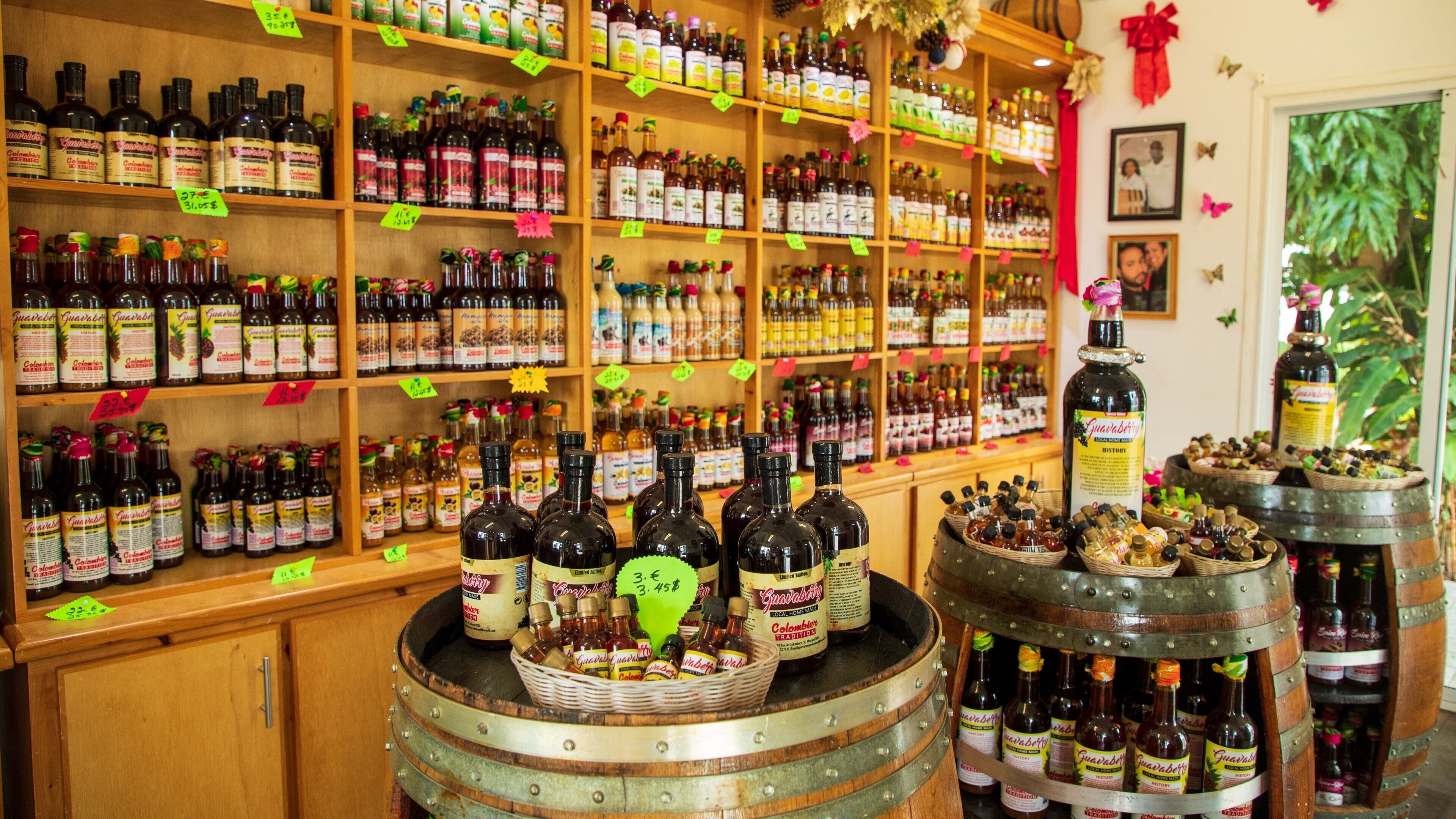 Marigot which includes shopping