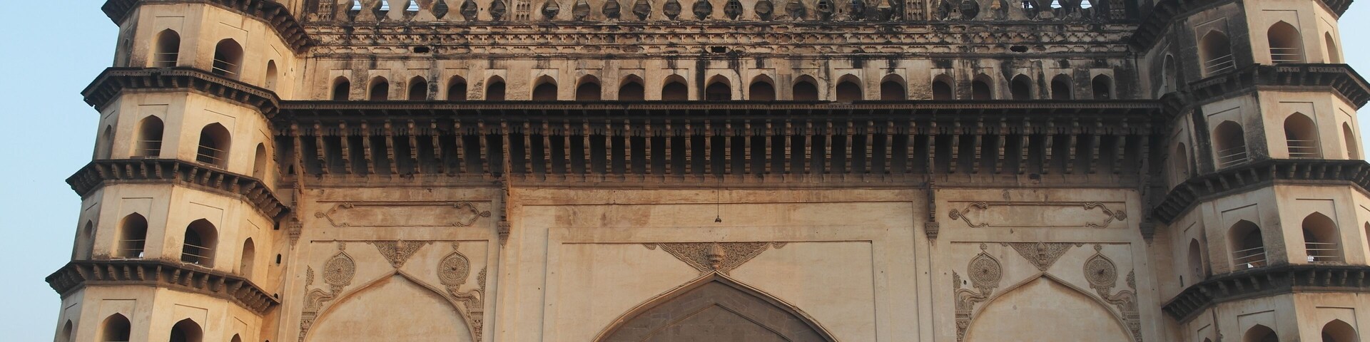 Мечеть Гол Гумбаз с самым большим куполом когда-либо построенном в мире