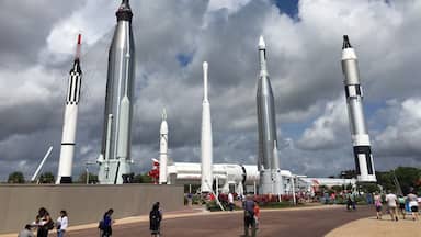 Um centro espacial com vários foguetes em exposição.