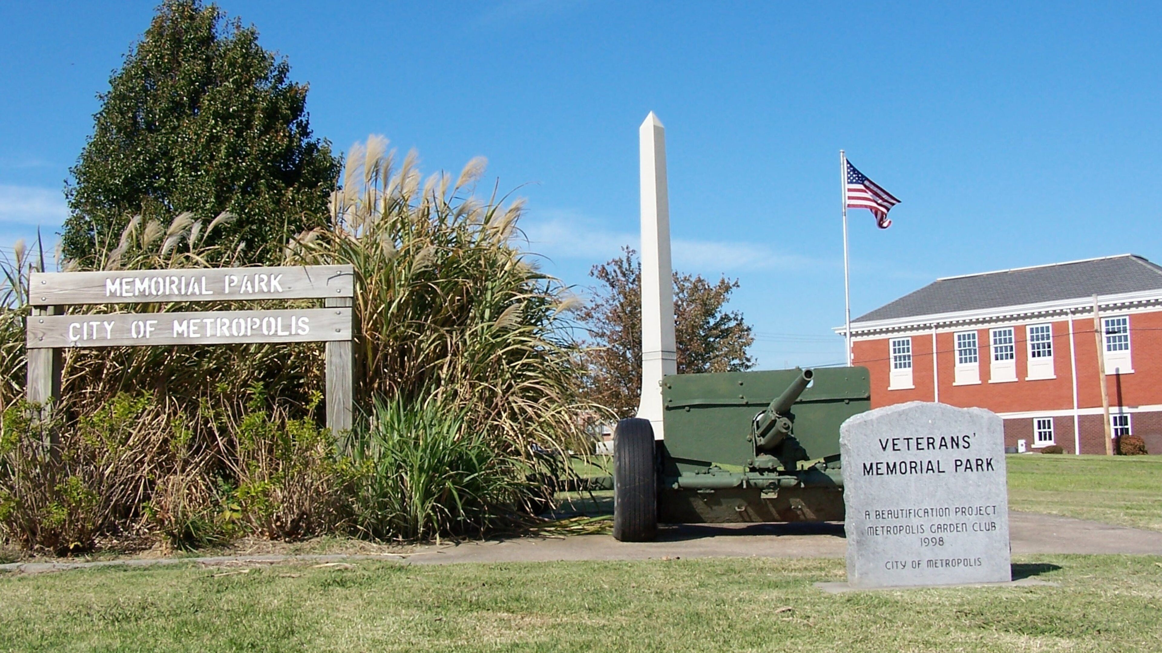 Sureste de Illinois mostrando señalización, un monumento y artículos militares