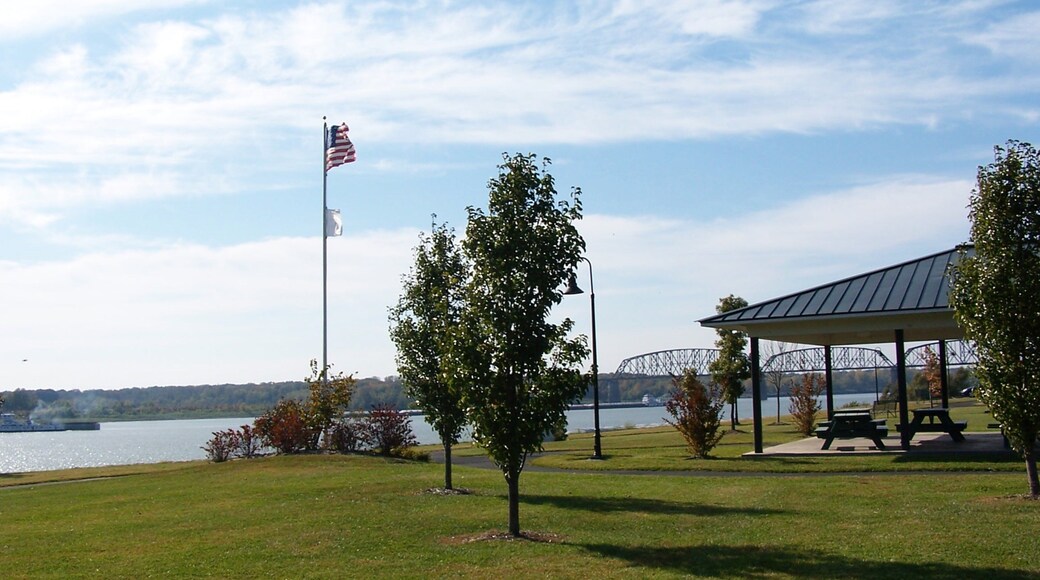Illinois Meridional ofreciendo un río o arroyo y un parque