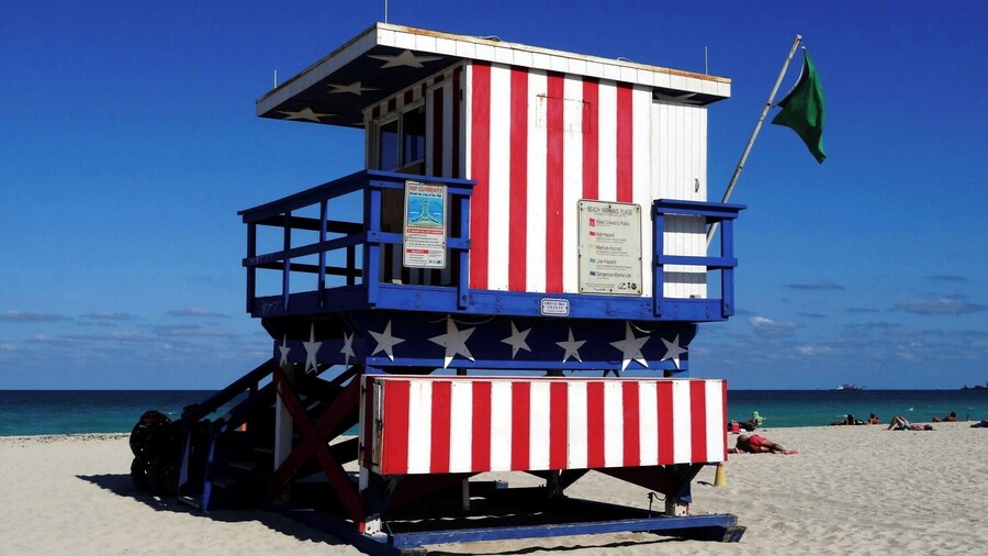 Esta torre é uma das muitas espalhadas pela praia. Todas tem cores vibrantes e ostentam uma bandeira que indica as condiçÔes do mar. à onde ficam os salva-vidas e todo o equipamento de salvamento.
#southbeach #miami #florida #lifeguard #tower