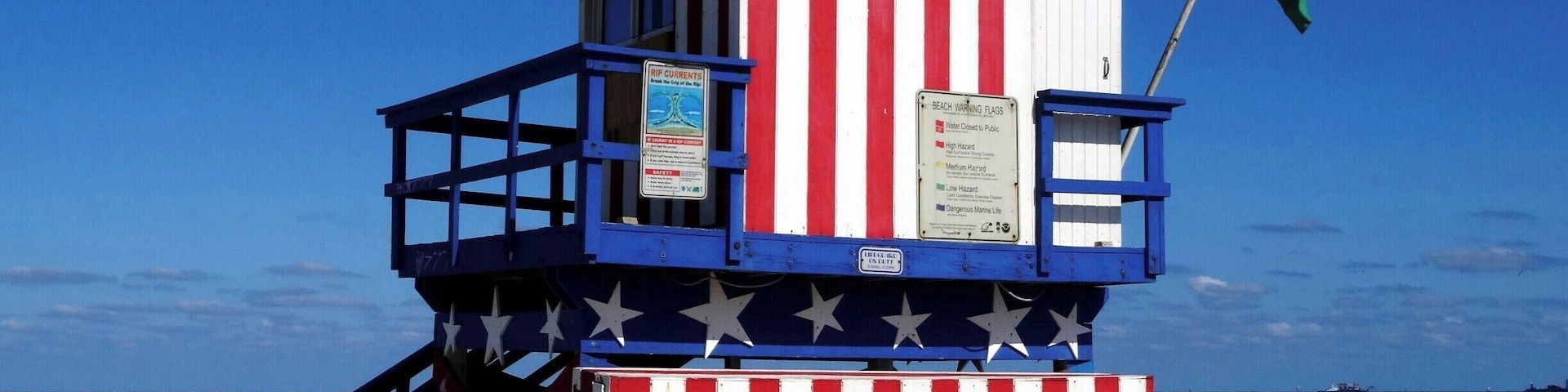Esta torre é uma das muitas espalhadas pela praia. Todas tem cores vibrantes e ostentam uma bandeira que indica as condições do mar. É onde ficam os salva-vidas e todo o equipamento de salvamento.
#southbeach #miami #florida #lifeguard #tower