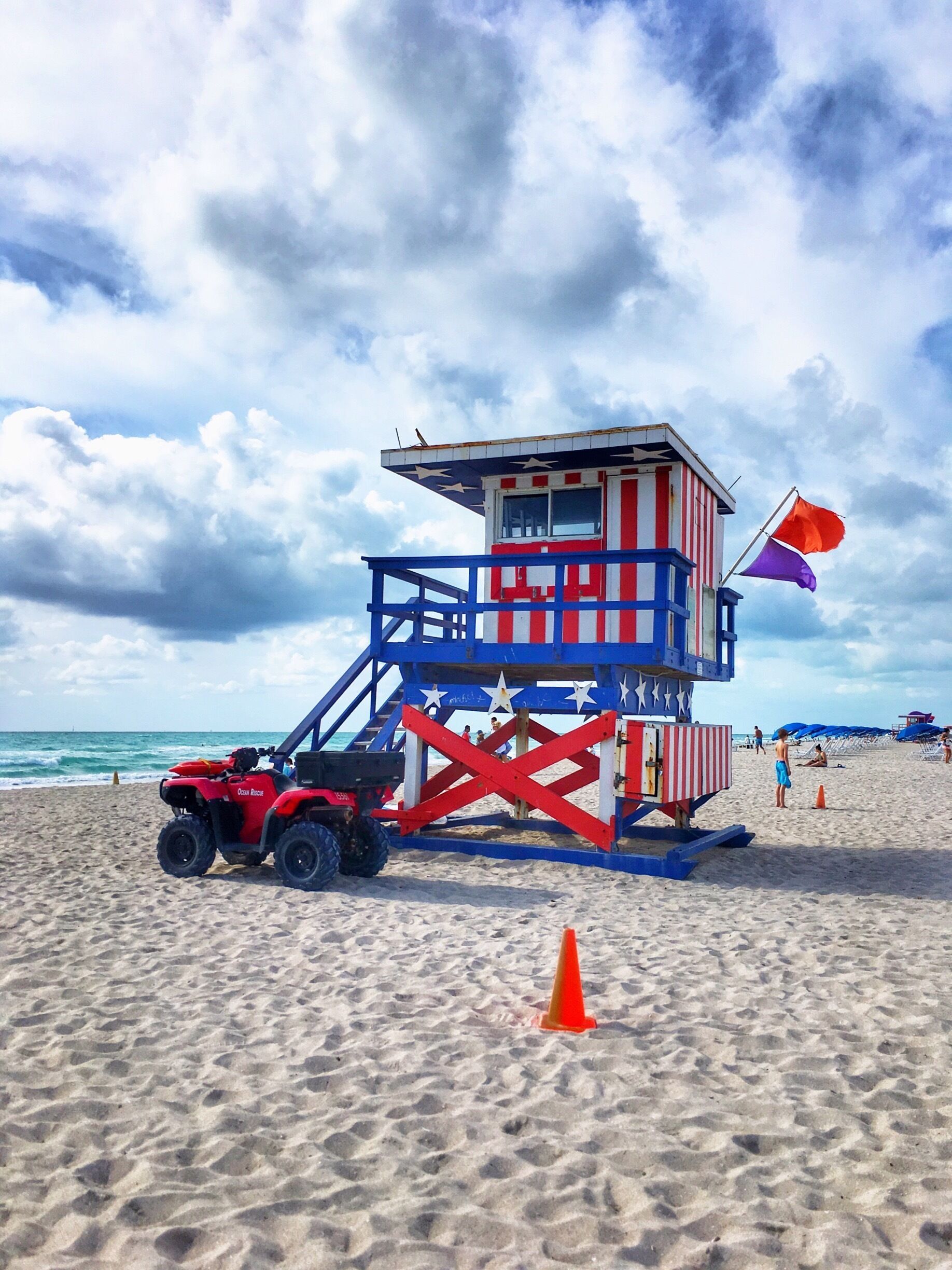 Had another lovely trip to Miami 🏖 This is the best time to go there as it is not too hot and humid. I have been there before in August month...and it was so hard to even step out. This time I spent my time exploring the colorful and artistic side of Miami. I fell in love with these colorful beautiful life guard beach huts on South Beach 🌊❤️ #colorful #miami #florida #beach 