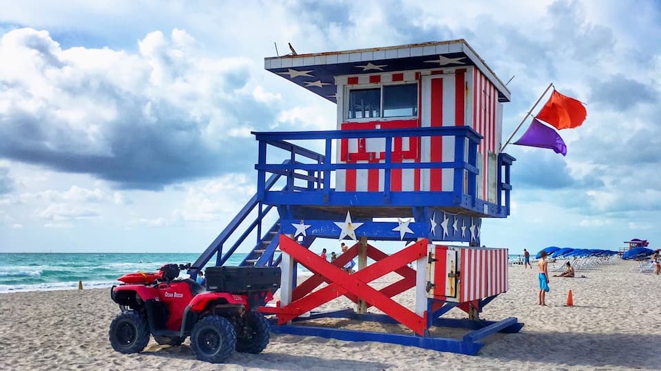 Had another lovely trip to Miami 🏖 This is the best time to go there as it is not too hot and humid. I have been there before in August month...and it was so hard to even step out. This time I spent my time exploring the colorful and artistic side of Miami. I fell in love with these colorful beautiful life guard beach huts on South Beach 🌊❤️ #colorful #miami #florida #beach