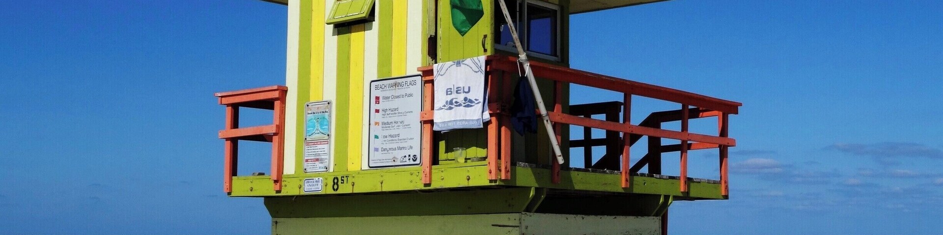 Esta torre é uma das muitas espalhadas pela praia e fica em frente à 8th street. Todas tem cores vibrantes e ostentam uma bandeira que indica as condições do mar. É onde ficam os salva-vidas e todo o equipamento de salvamento.
#TroveOnTuesday
#southbeach #miami #florida #lifeguard #tower #beachtips