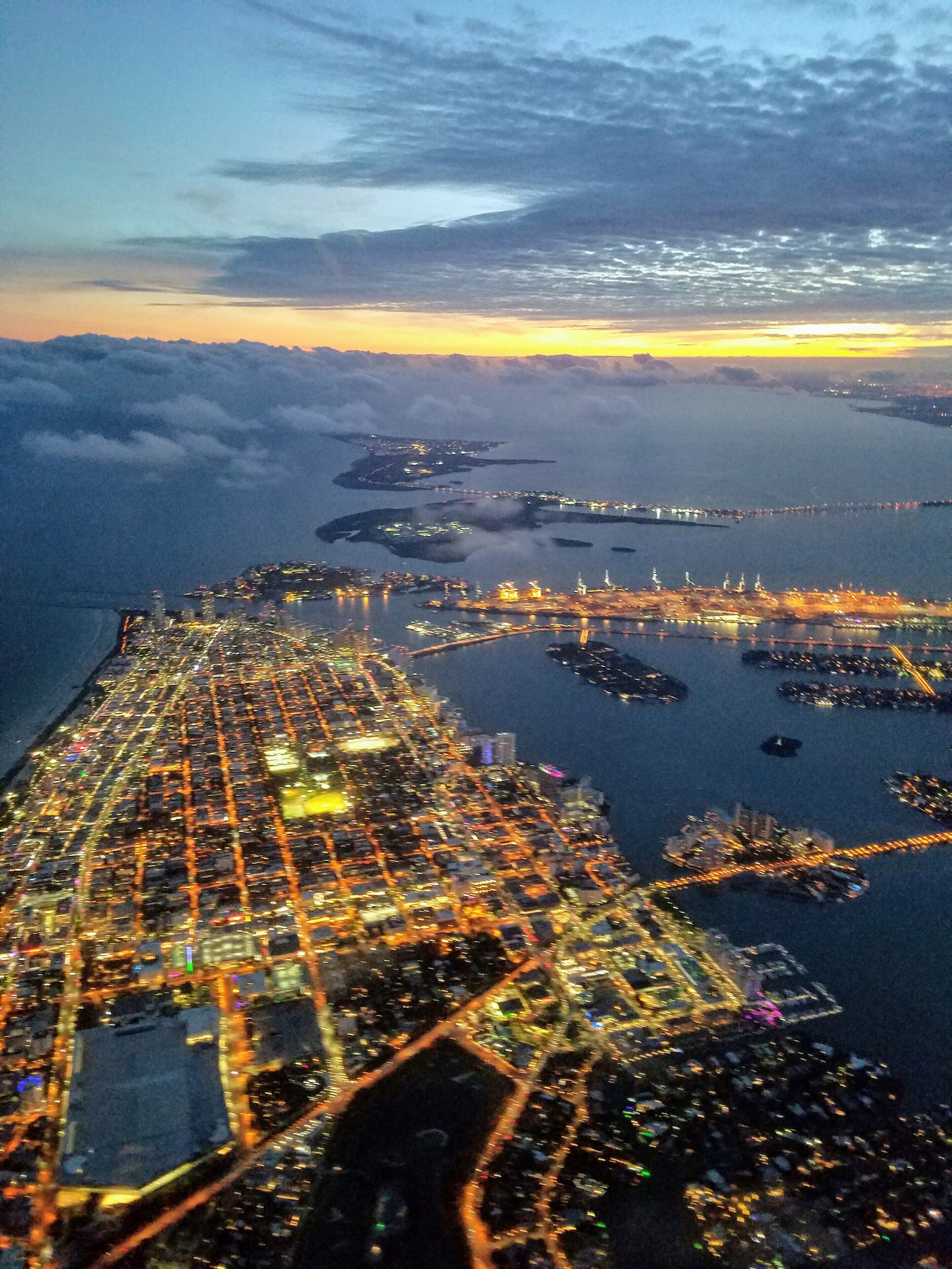 A fearless, and diverse city, full of life and pleasures. You can relax and unwind while  appreciating the contrasting colors of the vibrant sunset against the breathtaking,  panoramic water views regardless of your location.  What better way to enjoy all of this than from the seat of a plane. #LifeatExpedia