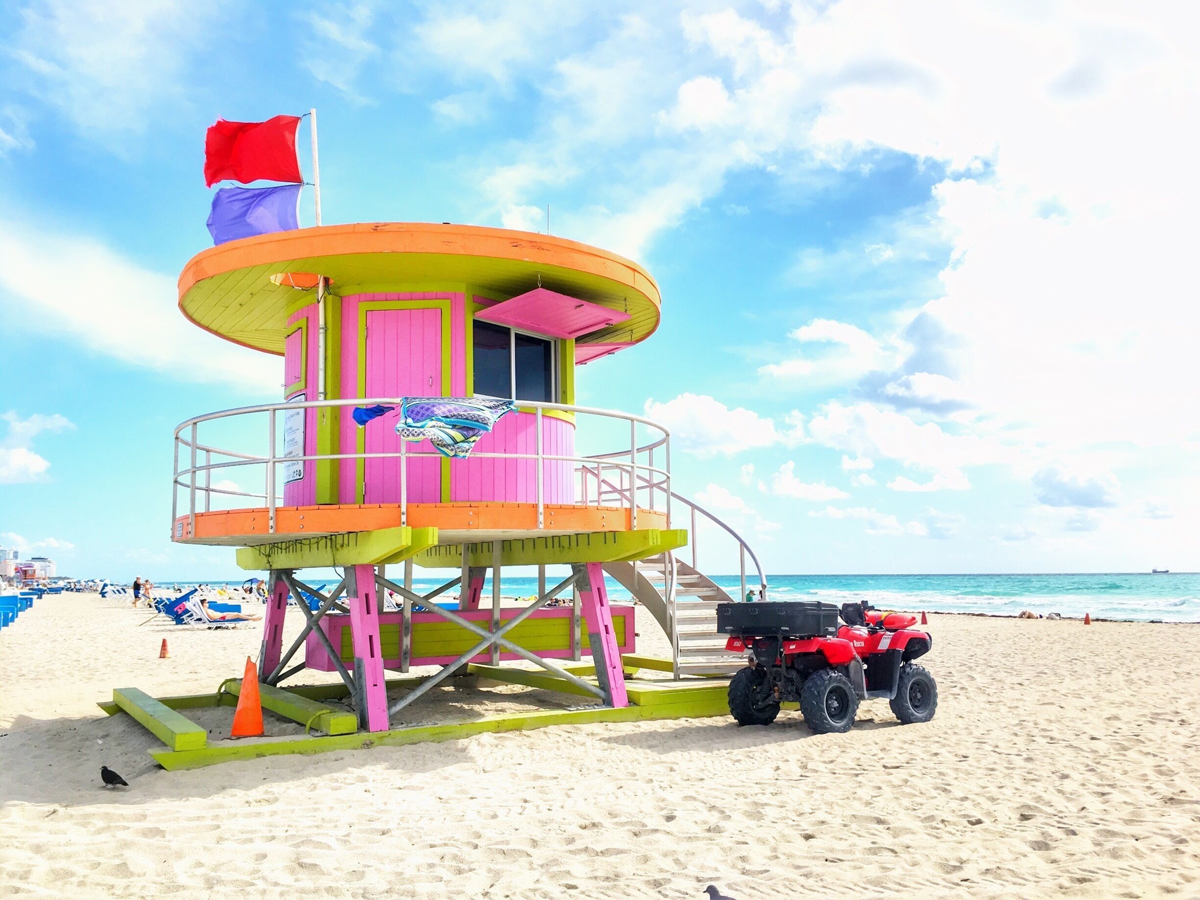 Had another lovely trip to Miami 🏖 This is the best time to go there as it is not too hot and humid. I have been there before in August month...and it was so hard to even step out. This time I spent my time exploring the colorful and artistic side of Miami. I fell in love with these colorful beautiful life guard beach huts on South Beach 🌊❤️ #colorful #miami #florida #beach 
