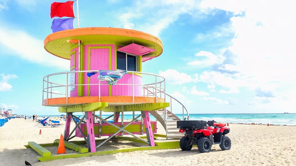 Had another lovely trip to Miami 🏖 This is the best time to go there as it is not too hot and humid. I have been there before in August month...and it was so hard to even step out. This time I spent my time exploring the colorful and artistic side of Miami. I fell in love with these colorful beautiful life guard beach huts on South Beach 🌊❤️ #colorful #miami #florida #beach