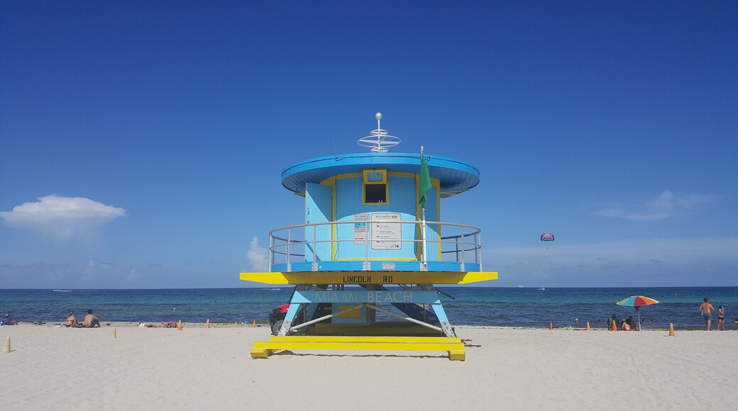 One of many colourful lifeguard towers that line the beach.
-2019