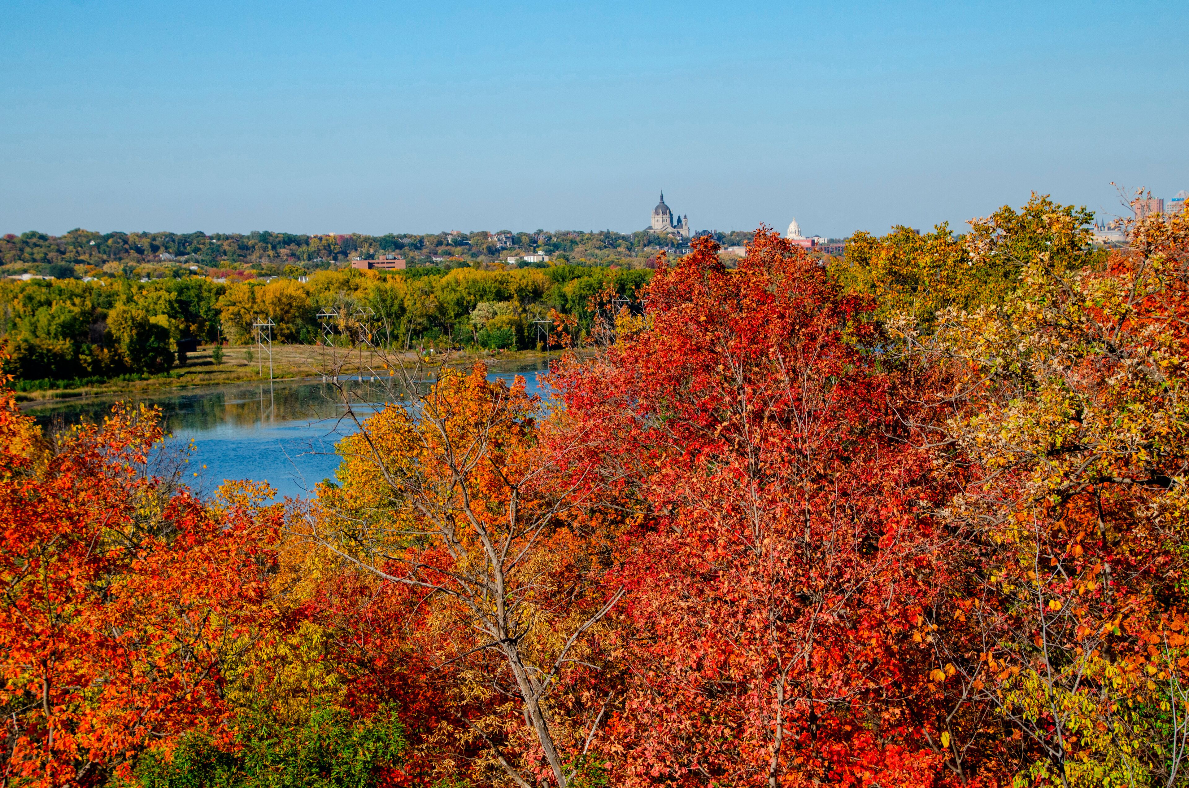 USA, Minnesota, Mendota Heights. Autum color, Mississippi River Valley