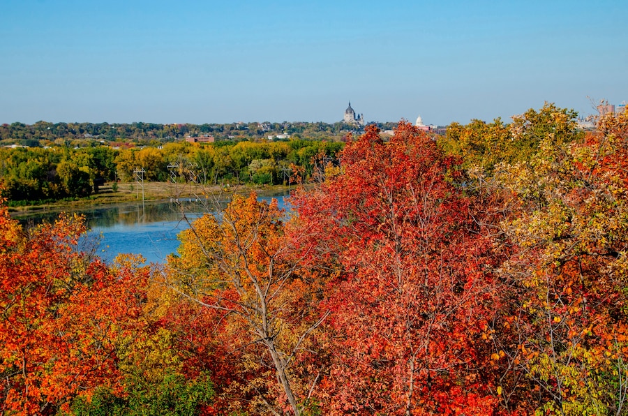 USA, Minnesota, Mendota Heights. Autum color, Mississippi River Valley