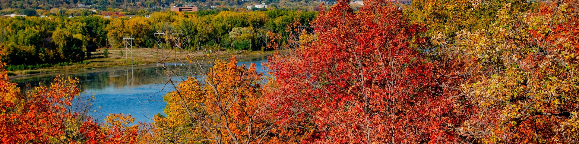 USA, Minnesota, Mendota Heights. Autum color, Mississippi River Valley