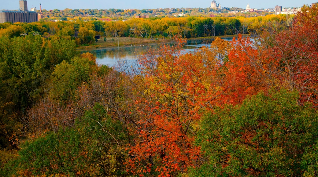USA, Minnesota, Mendota Heights. Autum color, Ivey Falls Valley