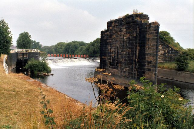 Knostrop Weir, River Aire There has been much change over the years to the waterways and railways in this area. Originally, the River Aire ran to the south of Knostrop Cut, not the north, so the Navigation had to lock into the river and then out again by Thwaite Locks, (which no longer exist). Then for a while the river had both old and new channels, but the old southerly channel parallel to Knostrop Cut was filled in and built over. The railway viaduct piers belong to the Great Northern Railway Hunslet branch, which was still in use, although not for passengers, until after WWII.