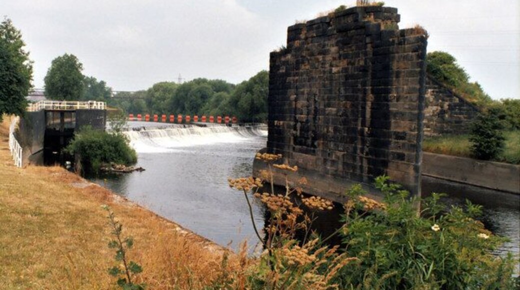 Knostrop Weir, River Aire There has been much change over the years to the waterways and railways in this area. Originally, the River Aire ran to the south of Knostrop Cut, not the north, so the Navigation had to lock into the river and then out again by Thwaite Locks, (which no longer exist). Then for a while the river had both old and new channels, but the old southerly channel parallel to Knostrop Cut was filled in and built over. The railway viaduct piers belong to the Great Northern Railway Hunslet branch, which was still in use, although not for passengers, until after WWII.