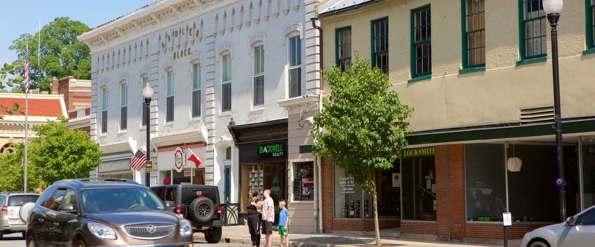 Charles Town trong đó bao gồm tòa nhà hành chính và di sản