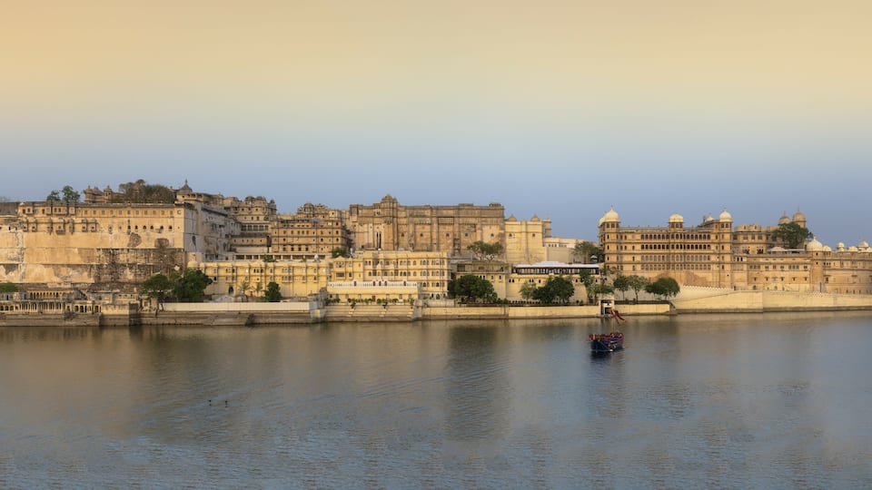 City Palace and lake Pichola, Udaipur, Rajasthan, India, Asia
