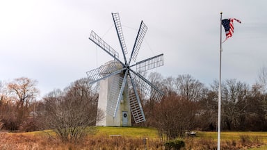 Eine Windmühle mit Fahnenmast und amerikanischer Flagge.