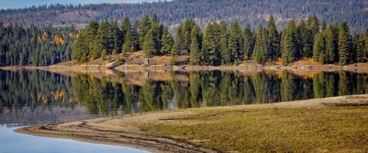 Whenever I get the chance to visit Payette Lake, I do. This was taken along the back road to the North Shore. I didn't see one person which is a little unusual but I wasn't going to complain.
#takeahike #weekendgetaway