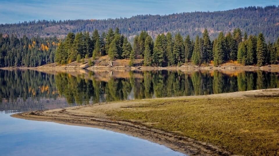 Whenever I get the chance to visit Payette Lake, I do. This was taken along the back road to the North Shore. I didn't see one person which is a little unusual but I wasn't going to complain.
#takeahike #weekendgetaway