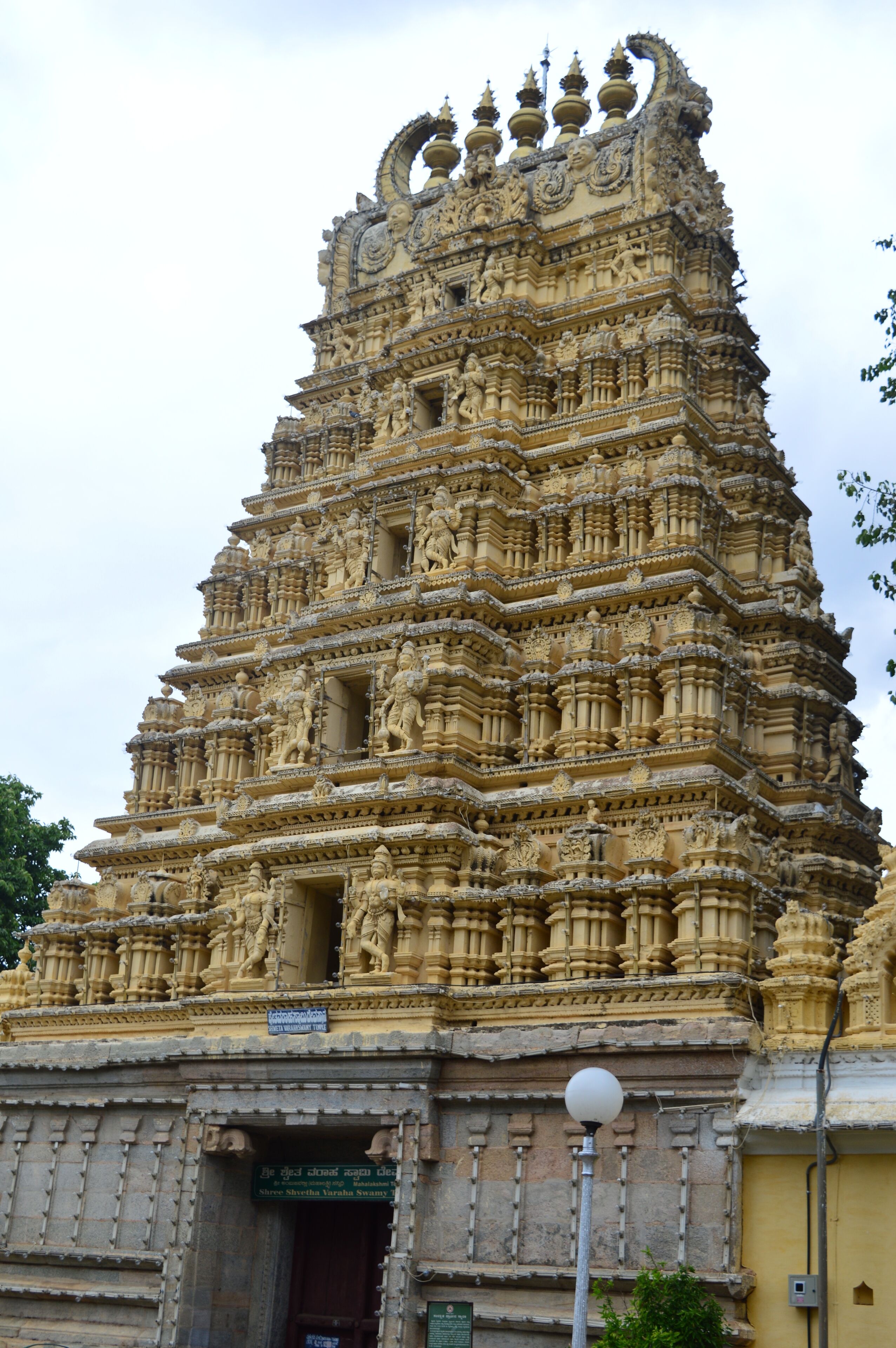 Sri Prasanna Krishna Swamy Temple, Mysore Karnataka.....ancient temple....great piece of architecture.

#mysore#karnataka#india#details#trover 
