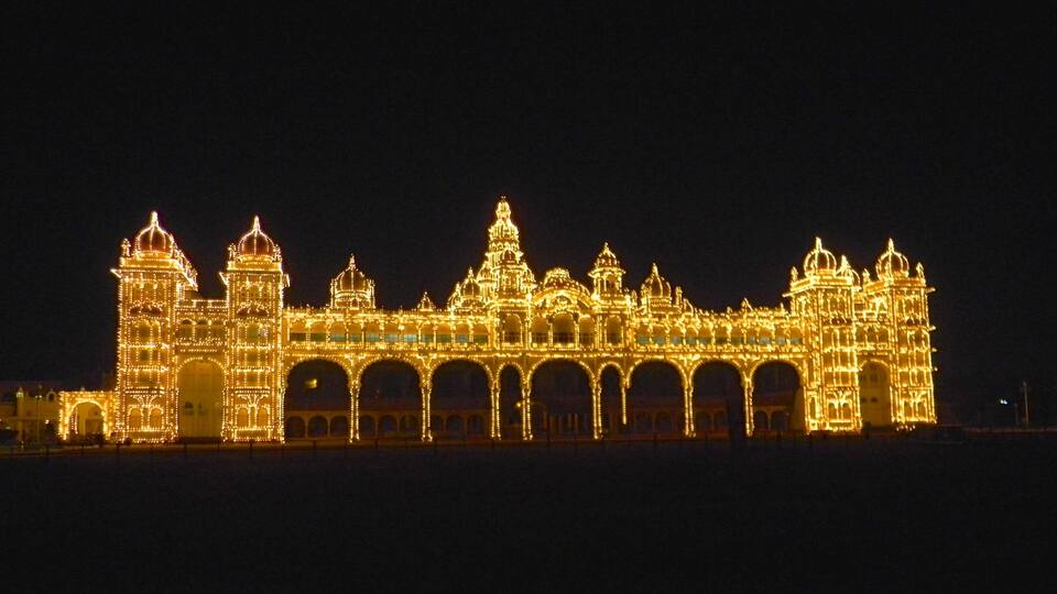 Mysore som inkluderer nattbilder, historisk arkitektur og slott