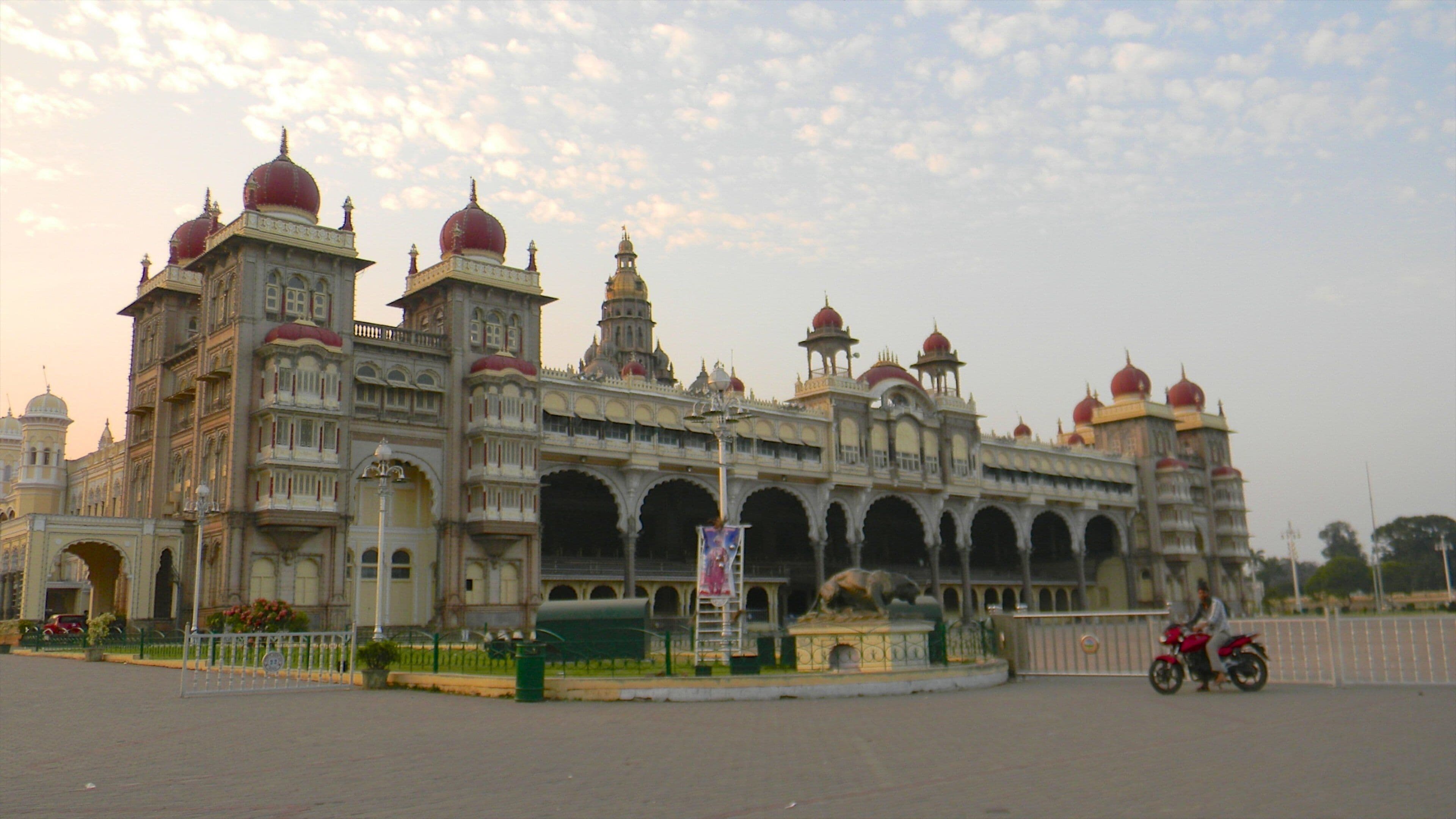 Mysore som viser historisk arkitektur, slott og solnedgang