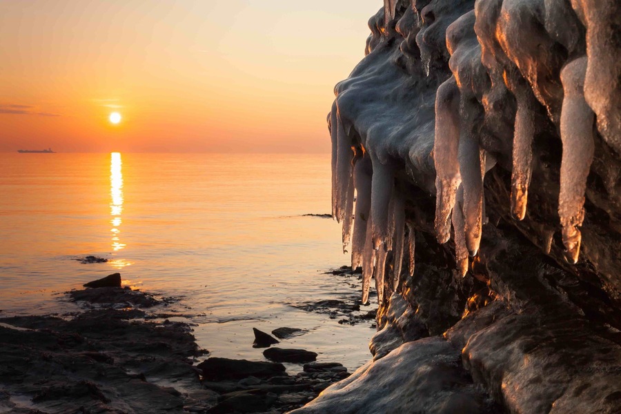 This morning I went for a sunrise shoot at one of my local beaches and came across this golden glow of icicles. This was a magical moment as the composition I was going to shoot was very clear and I needed not to search any longer!!!📸
