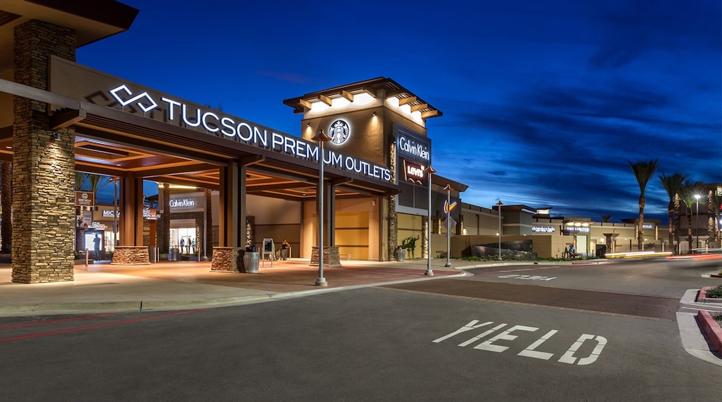 Marana which includes shopping and night scenes