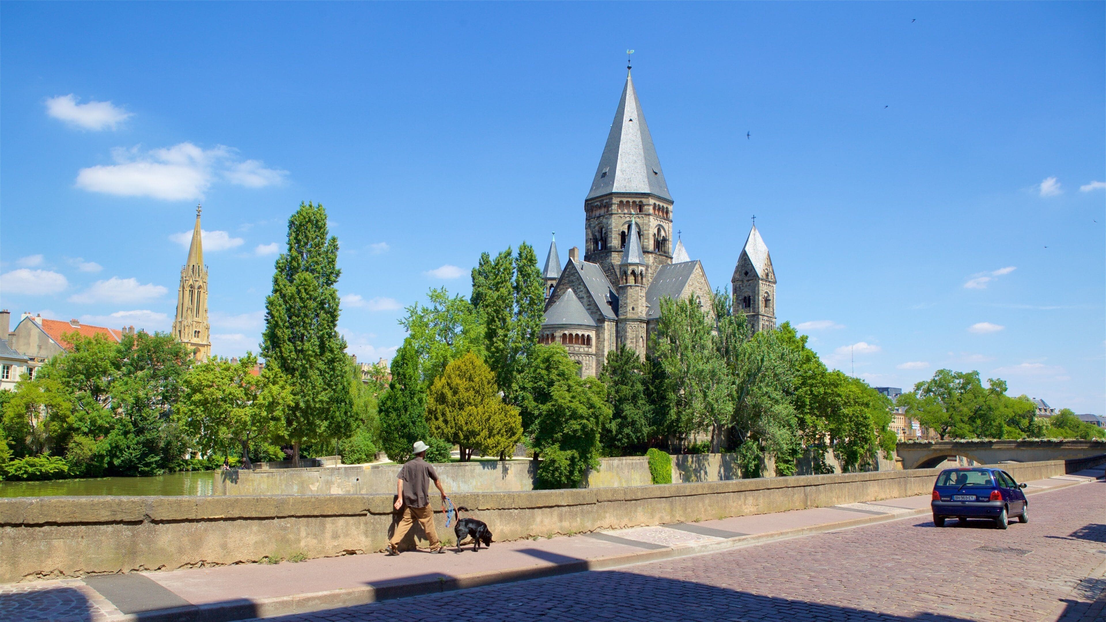 Metz featuring chateau or palace, street scenes and heritage architecture
