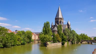 Metz mostrando elementos de patrimĂŽnio, uma ponte e um rio ou cĂłrrego