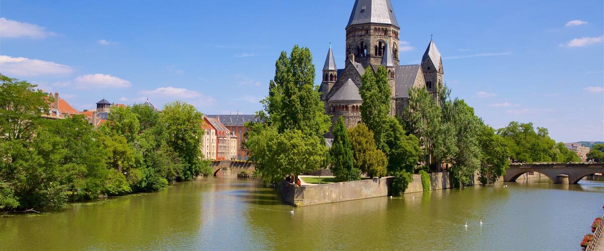 Metz showing a river or creek, a bridge and heritage elements