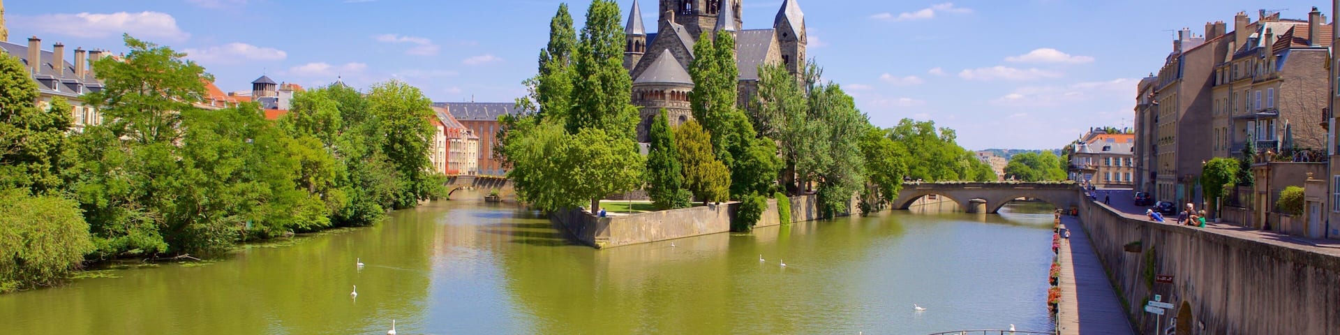 Metz which includes a river or creek, heritage architecture and heritage elements
